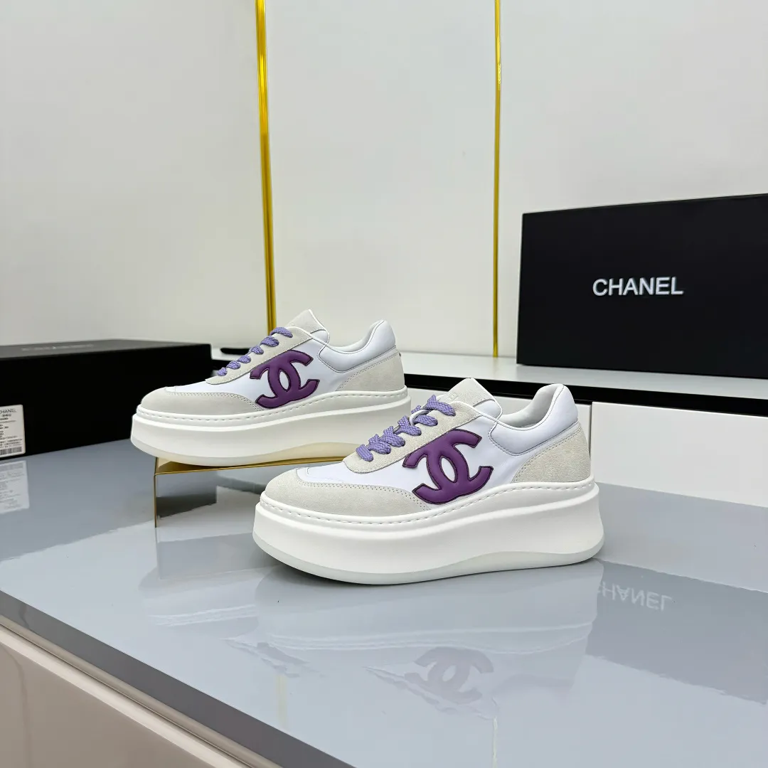 👟👟Ex-factory price 660👟👟 Top version! Chanel Chanel panda shoes! 2025 counter's top casual sports shoes. This classic design; the upper is electro-embroidered with a variety of techniques; the outsole is fashionable and sporty; the unusual inclusion of a variety of color matching elements... The diversified mix and match is very good-looking and versatile, and can be used for leisure, fashion, sports, and outdoor... ꫛꫀꪝ Go➫ Materials: ❶Upper made of: original imported first-layer silk cowhide + original waterproof cloth + original first-layer cowhide ❷Inner lining: Original Yangli+wang ❸ Outsole based on: Original TPU combination outsole Counter boutique packaging complete set for women 35–41